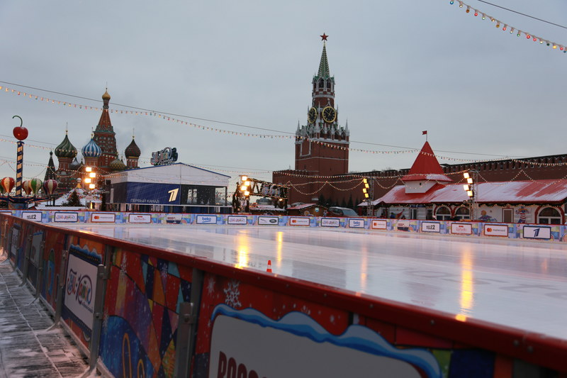 И да, он действительно на Красной площади. Настоящий лёд. Правда, мы не дождались перерыва на заливку. А жаль :)